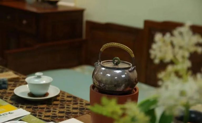 A Beginner’s Guide to White Tea Aging: How Time Changes the Flavor of White Tea